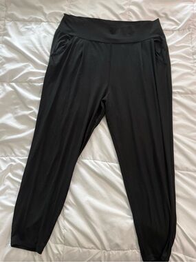Vuori Black Cropped Pull-On Harem Pants